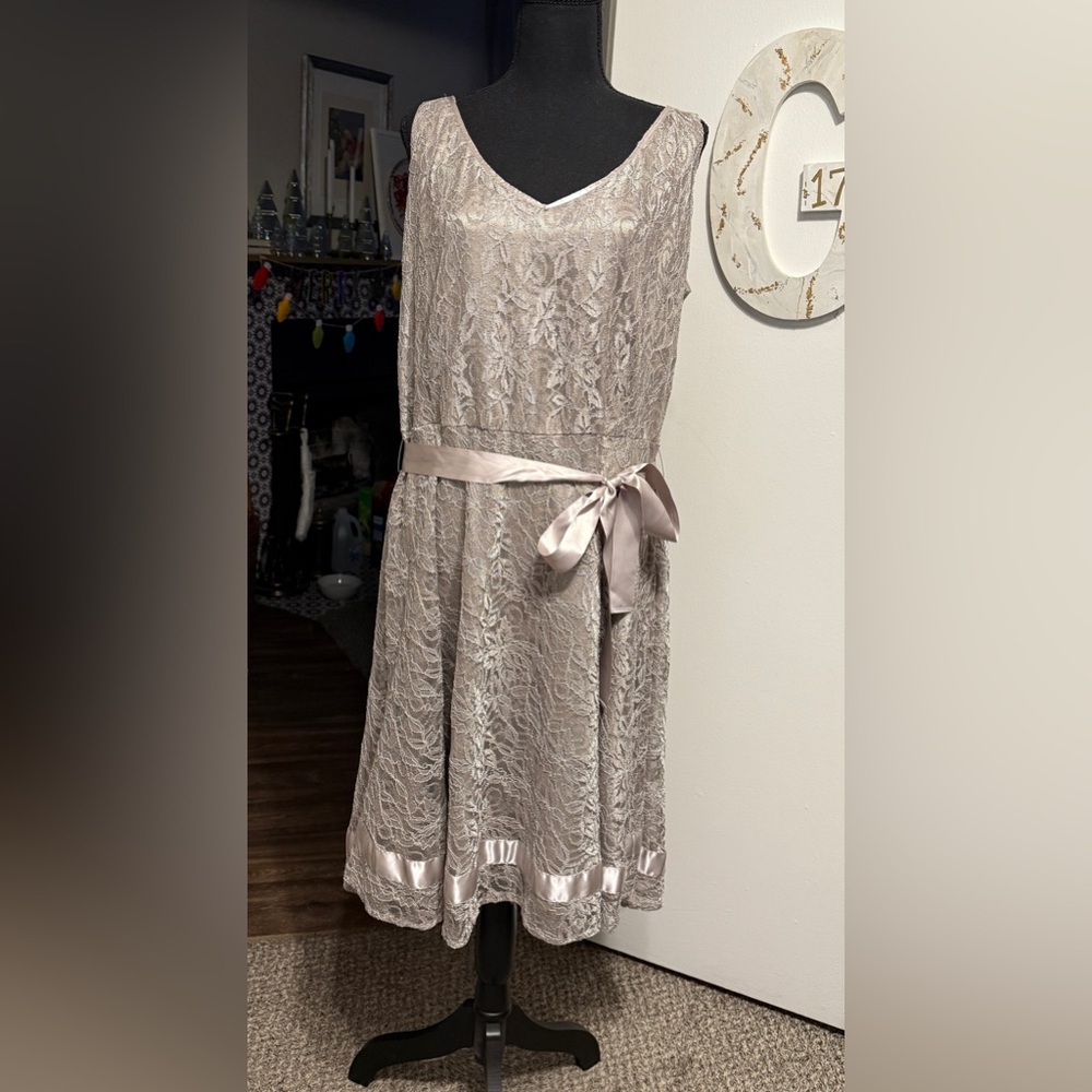 Tahari Lace V-Neck Sleeveless Dress | Size 14W